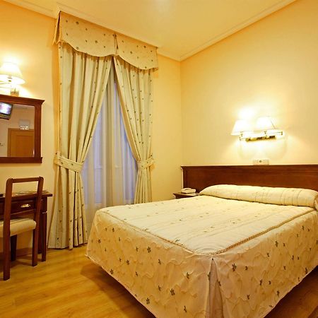 Hostal Sil & Serranos Madrid Exterior photo