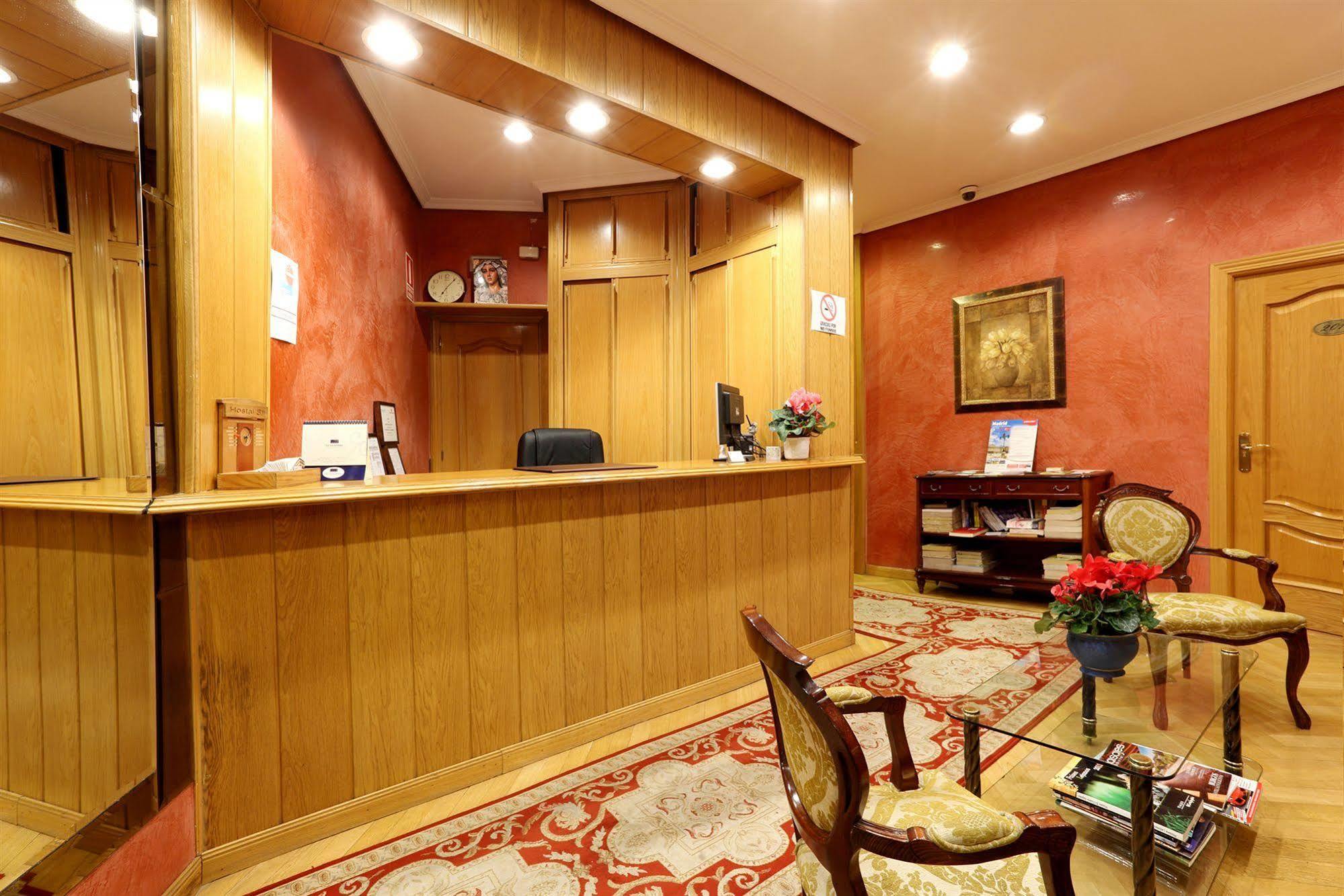 Hostal Sil & Serranos Madrid Exterior photo
