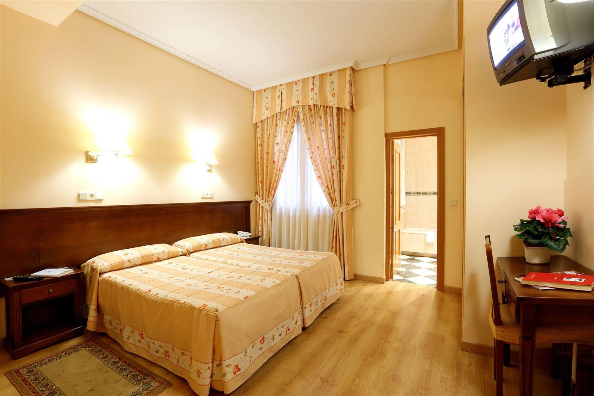 Hostal Sil & Serranos Madrid Exterior photo