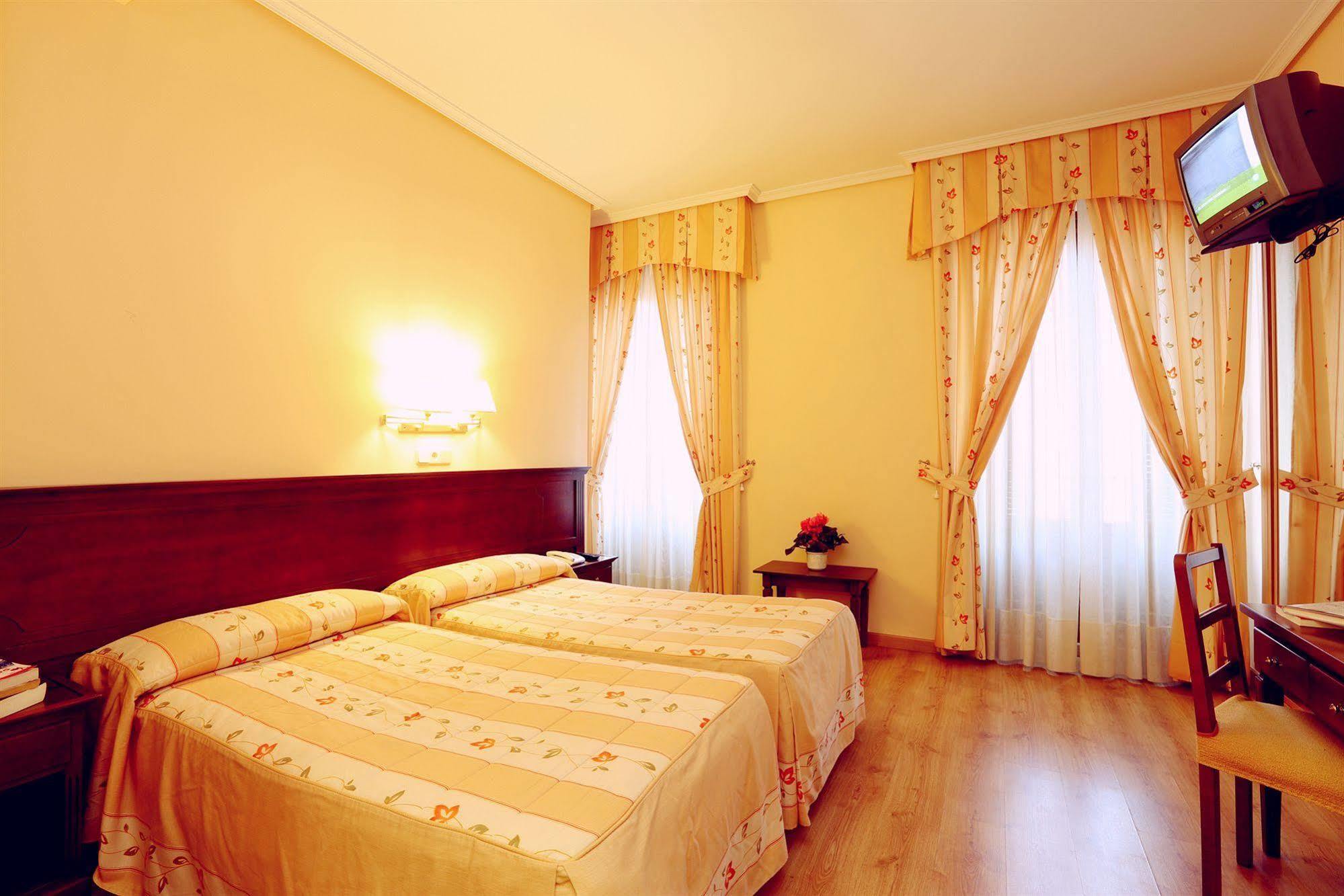 Hostal Sil & Serranos Madrid Exterior photo