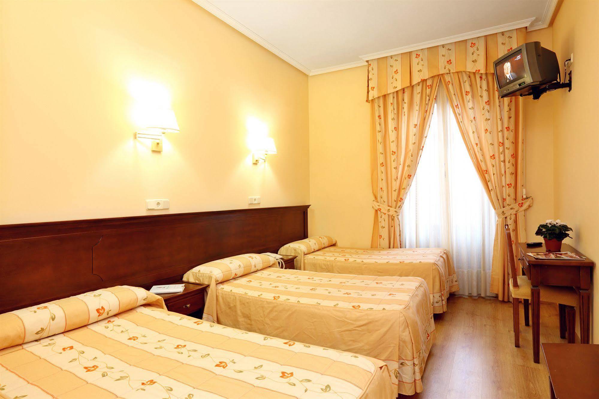 Hostal Sil & Serranos Madrid Exterior photo