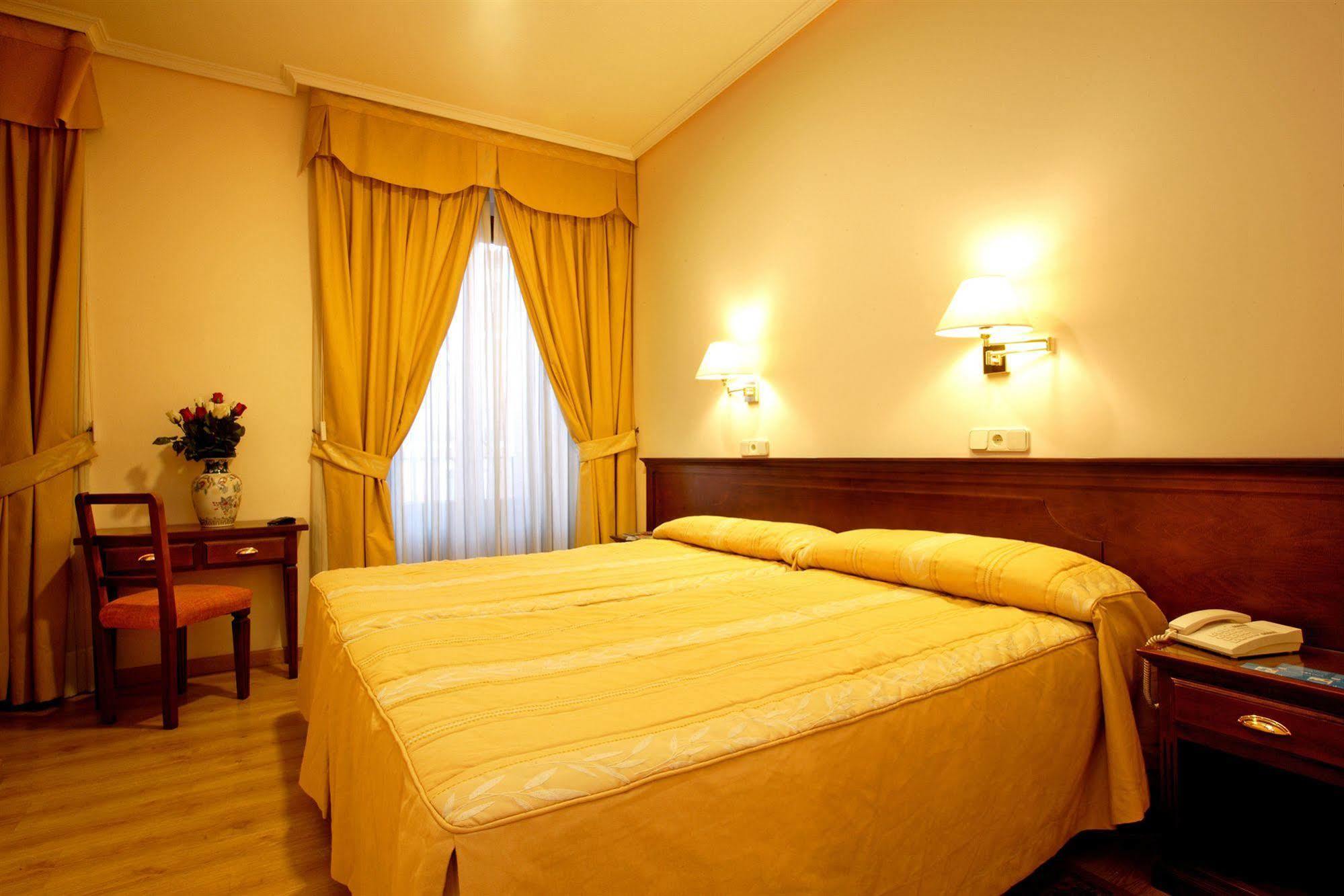 Hostal Sil & Serranos Madrid Exterior photo