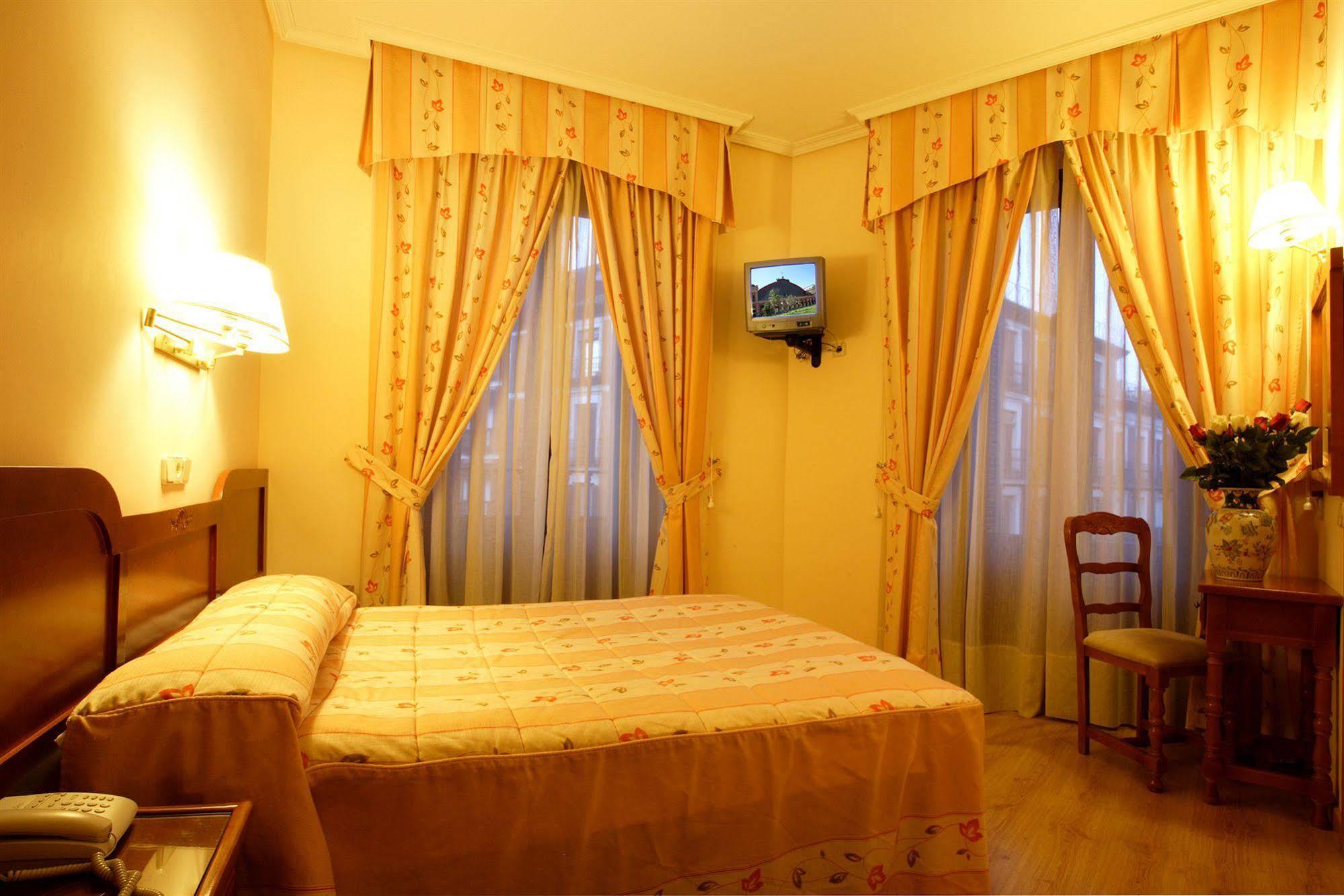 Hostal Sil & Serranos Madrid Exterior photo