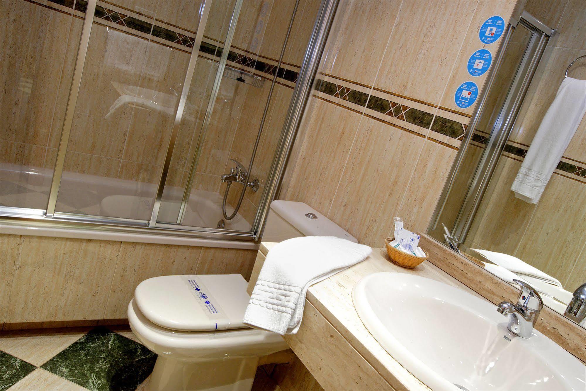 Hostal Sil & Serranos Madrid Exterior photo