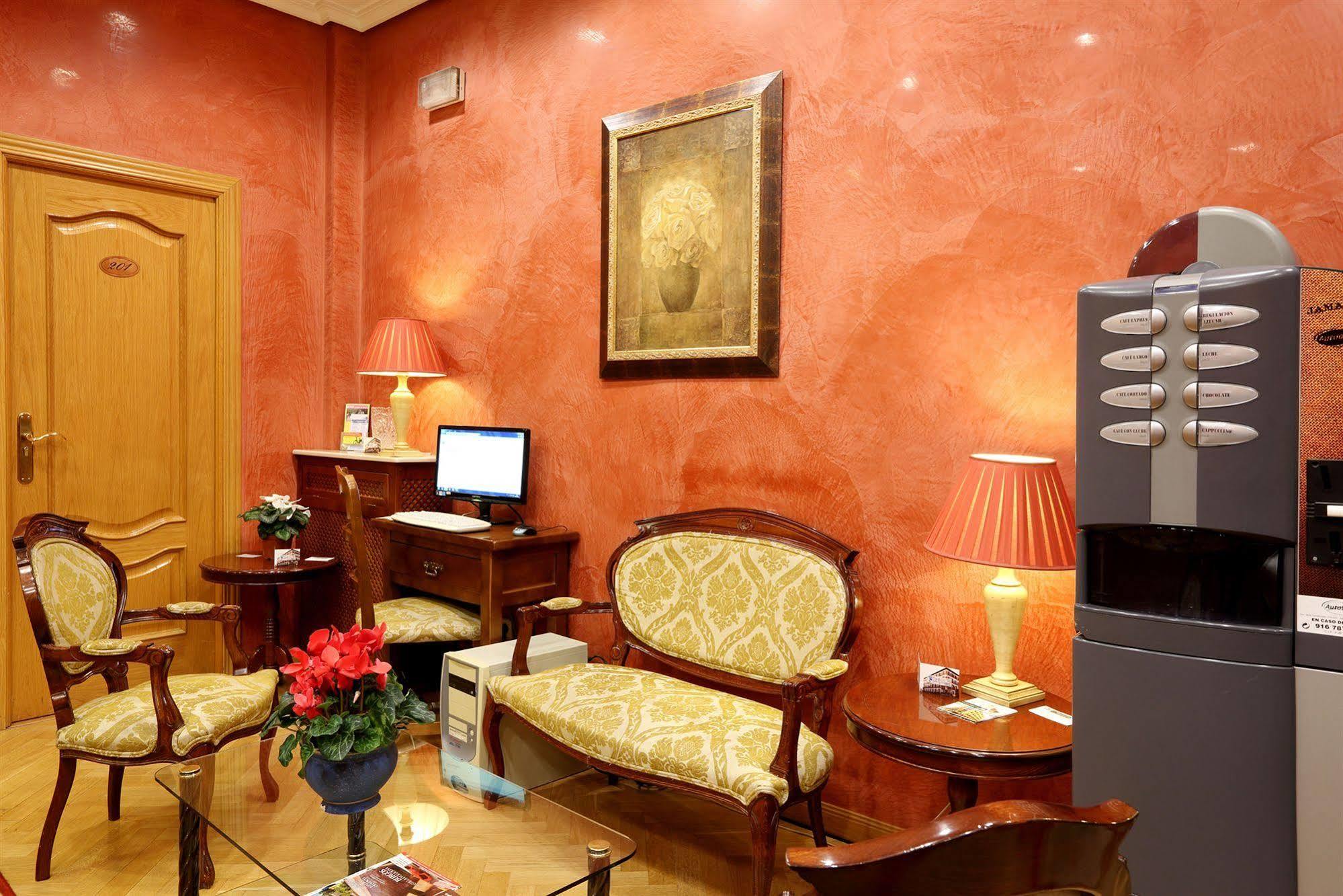 Hostal Sil & Serranos Madrid Exterior photo