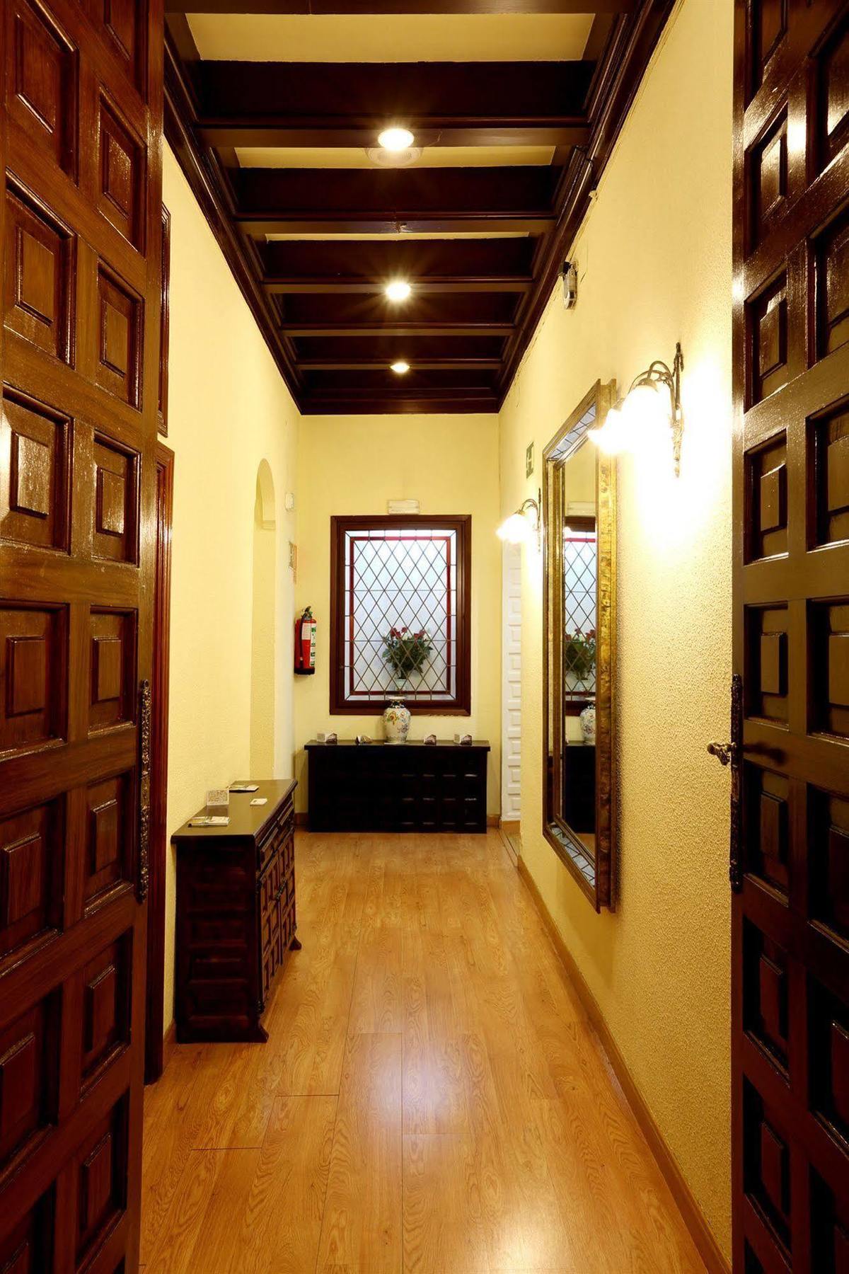 Hostal Sil & Serranos Madrid Exterior photo