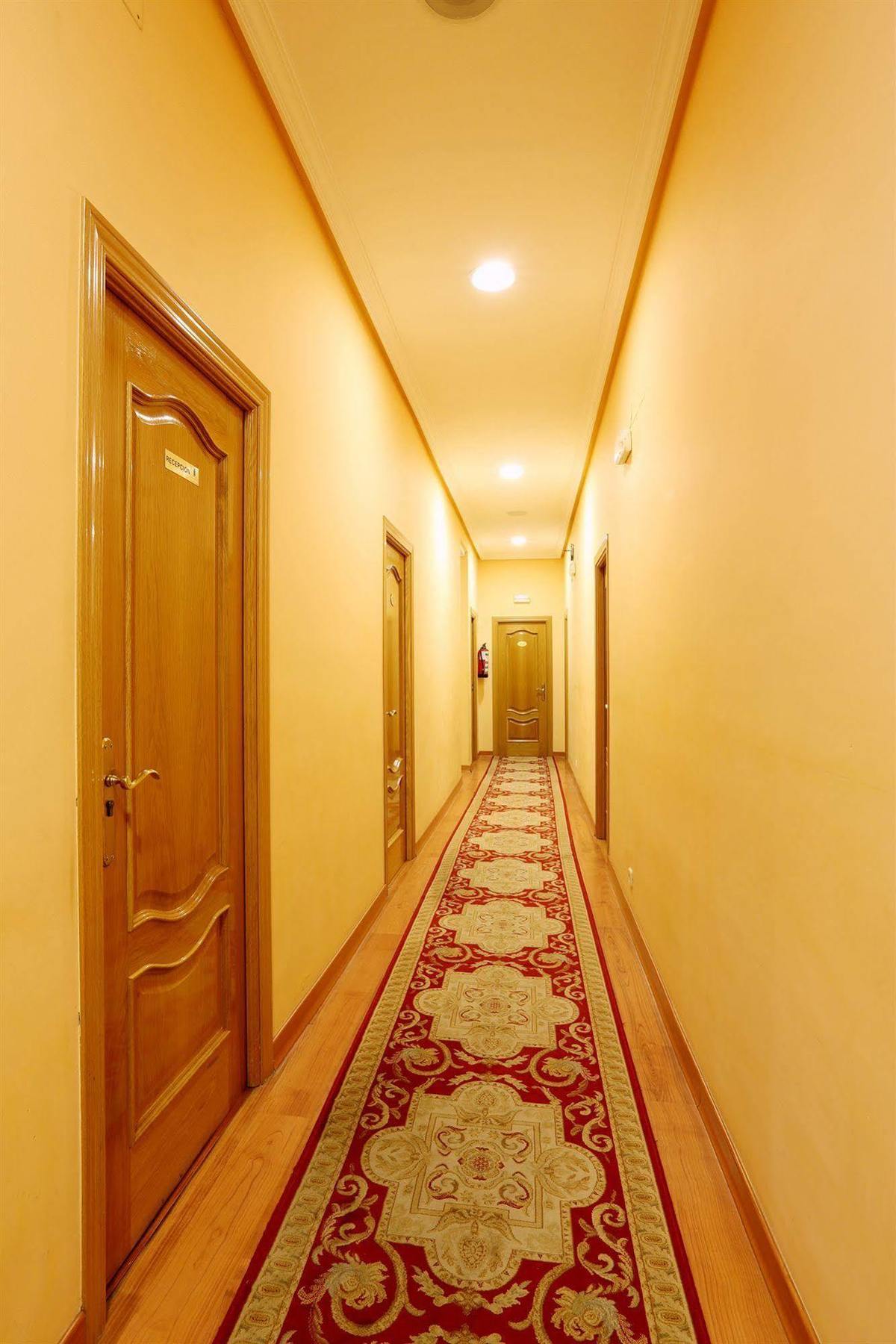Hostal Sil & Serranos Madrid Exterior photo