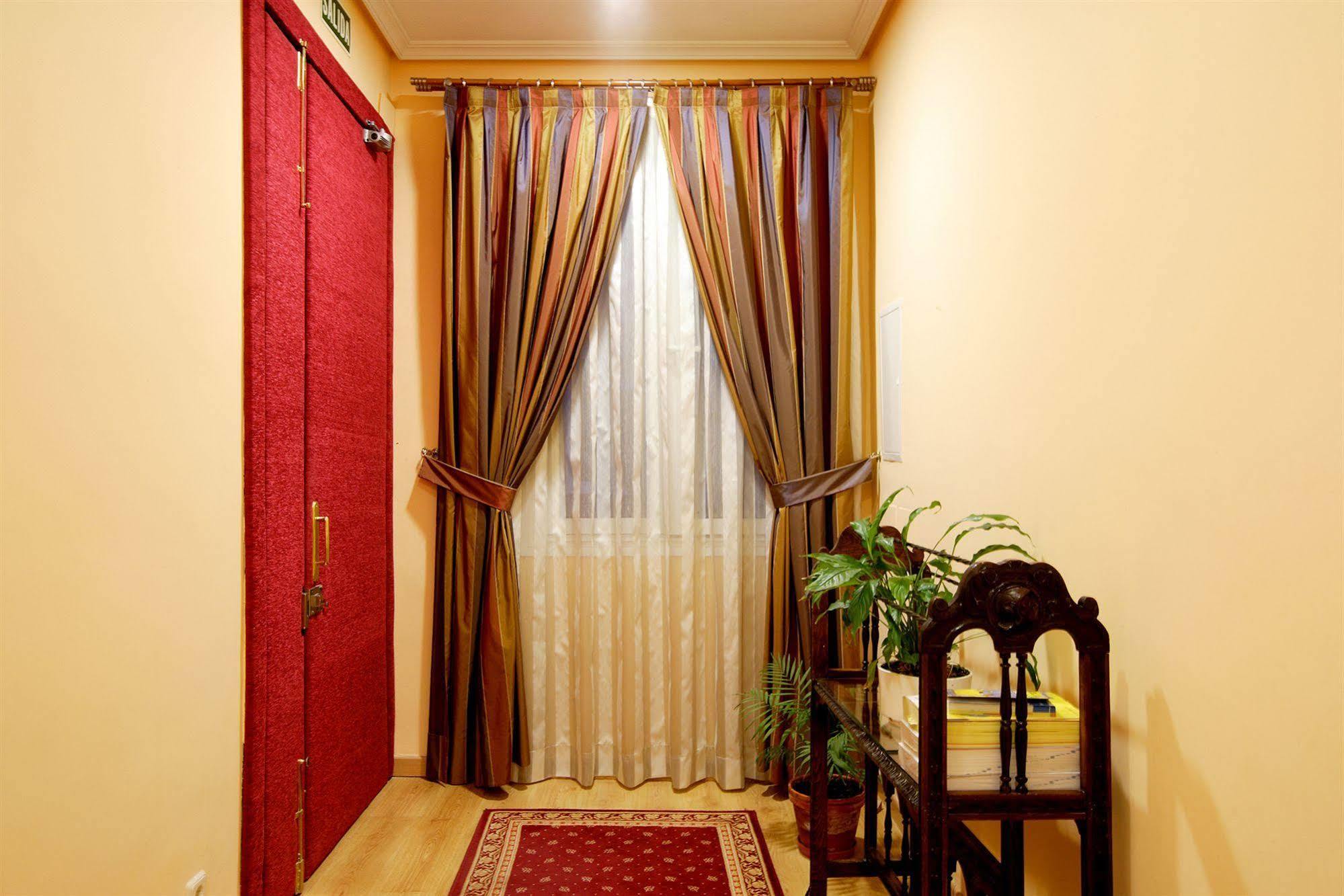 Hostal Sil & Serranos Madrid Exterior photo
