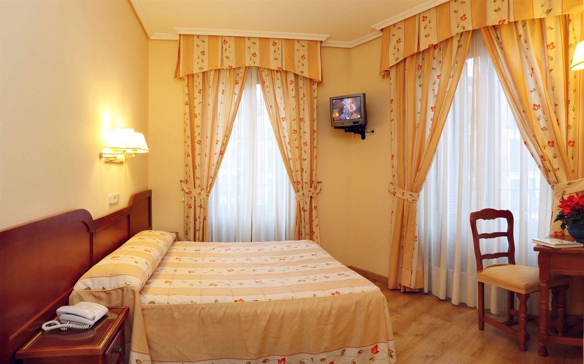 Hostal Sil & Serranos Madrid Exterior photo